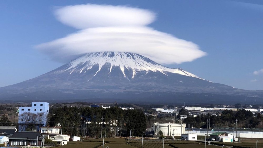 富士山还没动静日本又一火山爆发喷射3400米高空民众恐慌