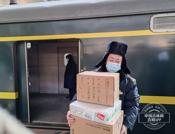 2022新春走基层丨长春站行装车间值班员徐彦春每天走近3万步是常态