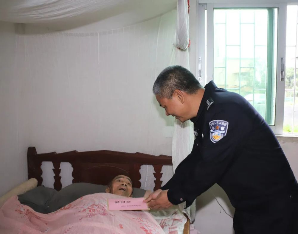 袁作平与他们拉家常,问冷暖,对他们多年来不忘初心