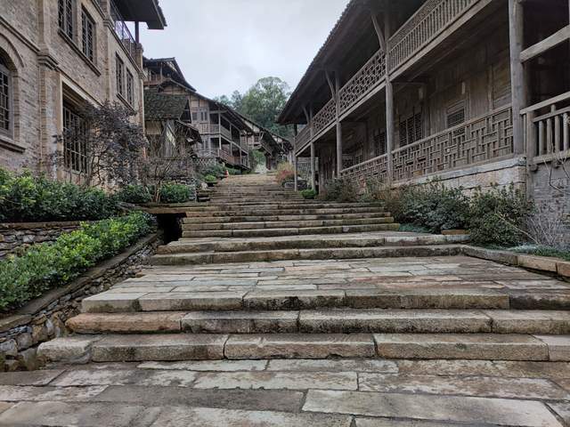 贵州乌江寨国际旅游度假区位于遵义市播州区尚嵇镇,大娄山脉四面环绕