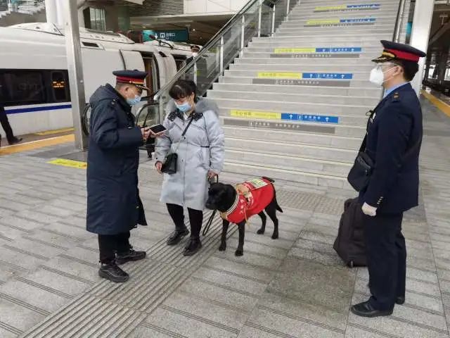 1月26日,连云港开往长沙南的g1549次列车上,杭州客运段高铁四车队"驿