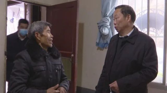 在困难老党员彭炳元家里,王永国叮嘱他要照顾好身体,希望他继续发挥