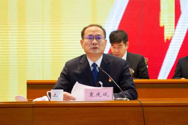 会上,公司总经理,党委副书记袁庆斌传达了集团公司2022年工作会议精神