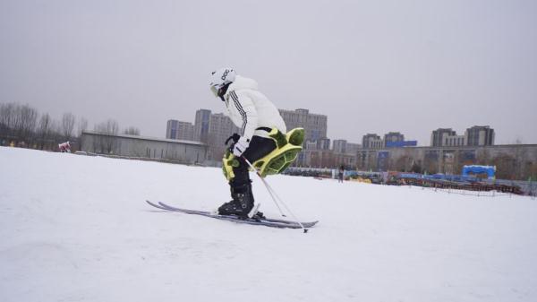 萌翻 了 滑雪抗摔神器 小乌龟 护臀成中国雪场亮丽风景线