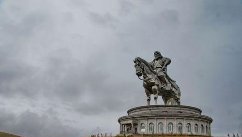 成吉思汗的老家是位于内蒙古还是蒙古国他死后埋葬在哪里