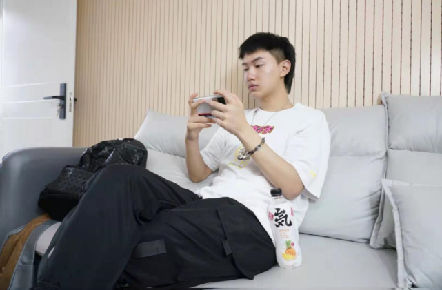 ag超玩会前教练发文,讽刺qg老板木木被调查,狼队选手松了一口气,fly成