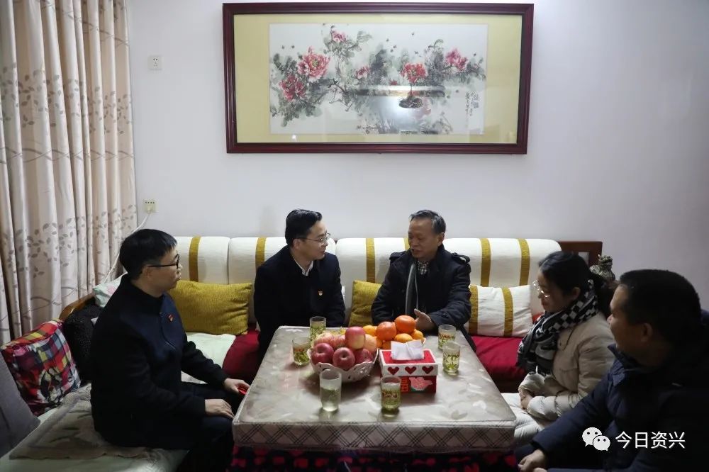 杨理诚先后来到离退休老干部何立春,蓝英平,李宙南