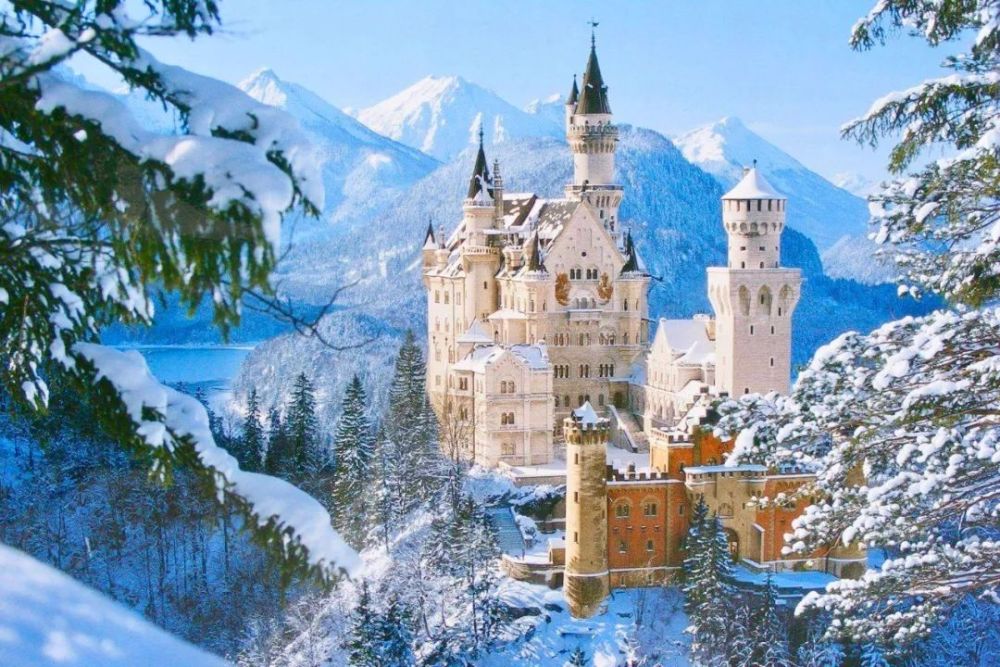这座城堡位于德国巴伐利亚州南部,坐落于阿尔卑斯山脚下,罗曼蒂克大道
