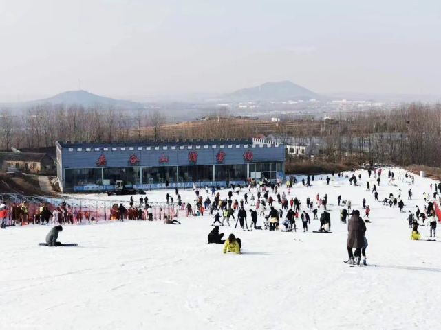 地址:郯城县红花镇望海楼四季慢城景区望海楼滑雪场雪道长230米,宽60