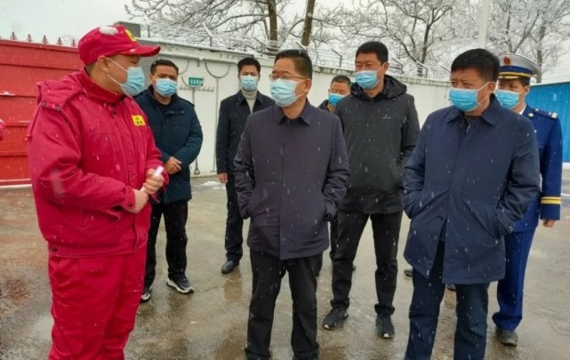 闫兴斌检查节前安全生产疫情防控市场保供和春运工作