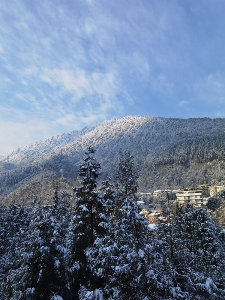 太阳出来啦峨眉山的雪融化中