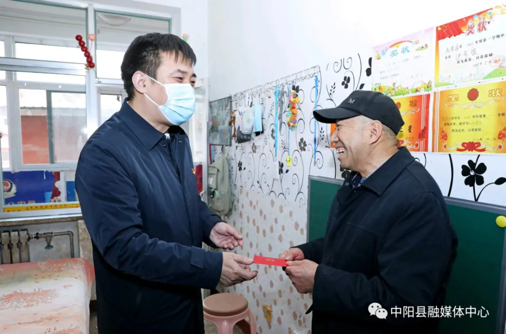 在看望退休老干部乔志祯时,赵沂旸关切询问他的身体