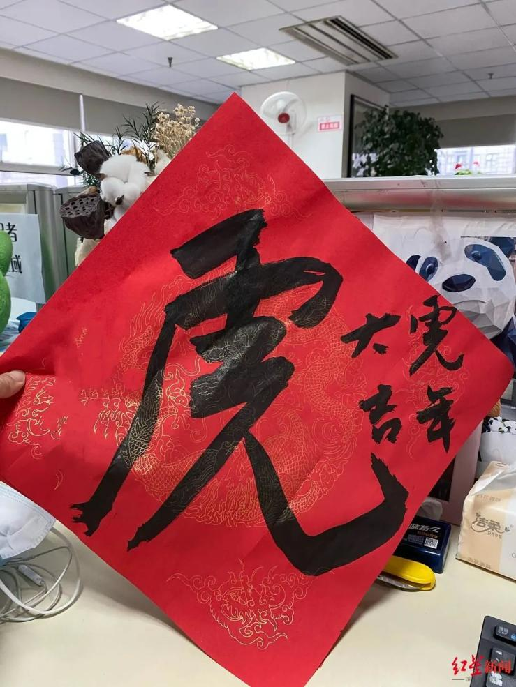 最后中言在这里趁着说虎的机会给大家拜个早年,金虎送福,灵虎纳宝