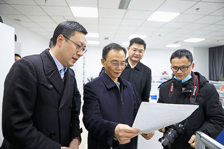 县领导冯吉光,白明胜,冯久洪参加慰问.