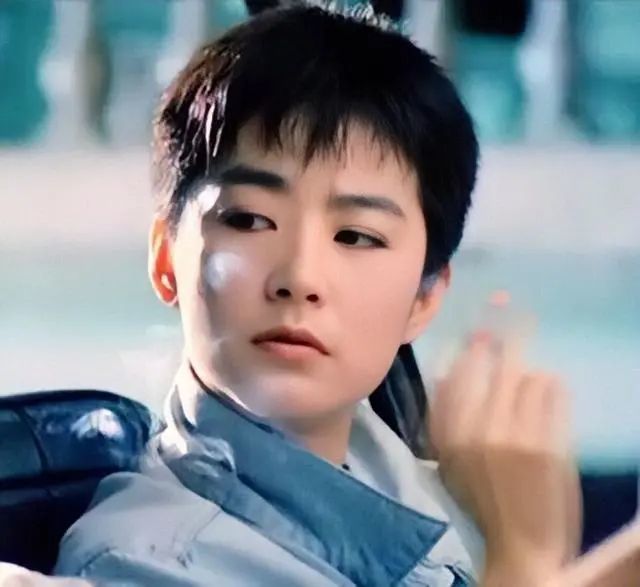 林青霞穿上男装没让人失望过,梳背头低马尾配黑白制服,冷艳霸气