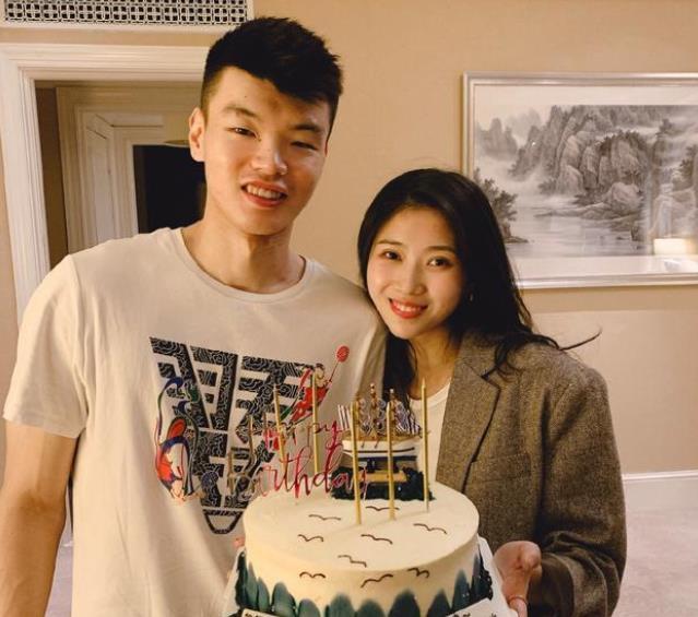 国羽王懿律带女友参加队内聚餐,二人紧靠彼此秀恩爱