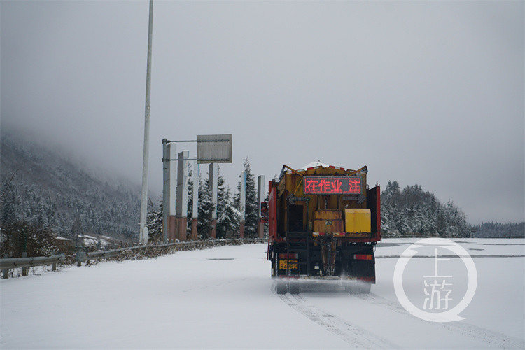 为防止积雪面积持续增大,确保路面冰雪及时融化,重庆高速公路股份有限