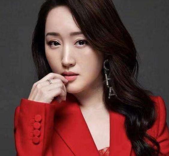 杨钰莹从小失去父亲两段感情赖文峰伤她至深51岁不婚不孕