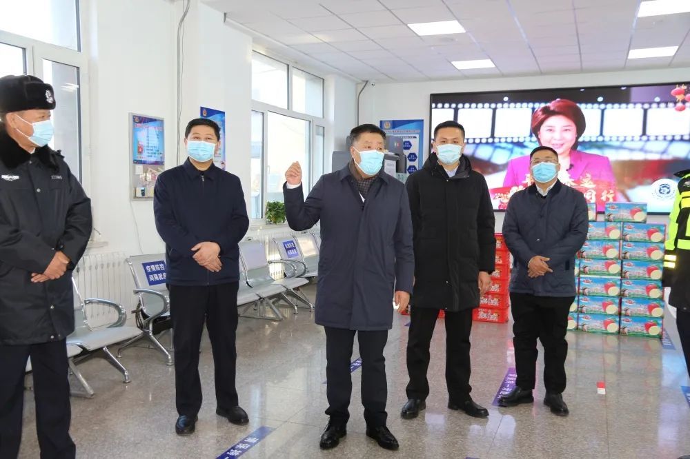 慰问中,吕江同志向全体公安交管民警辅警致以新春祝福和节日问候.