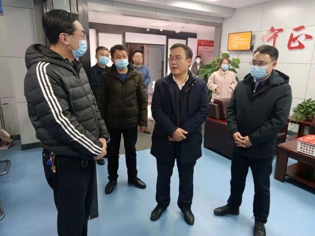 樊宝峰先后来到生活困难群众赵永耀,姚振文和许延龙家中,与他们亲切