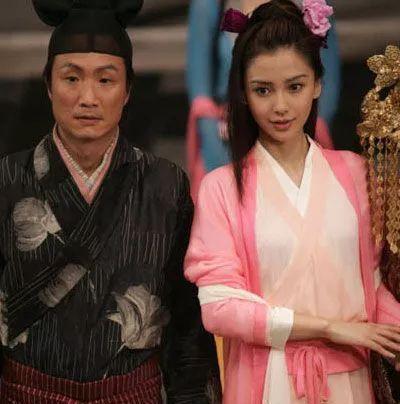 后来,在拍《花田喜事》时和富二代郑中基传出绯闻,这时的杨颖可以说是