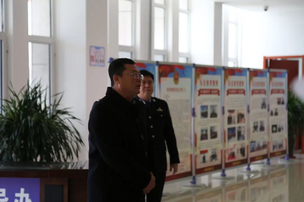 伊金霍洛旗人民政府副旗长公安局局长陈小军一行慰问伊旗交管大队民