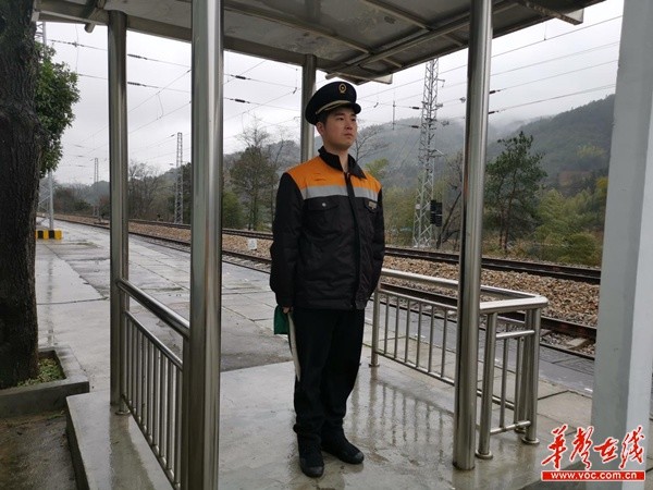 年春运以来,广铁怀化车务段流坪车站里迎来送往的火车一列接着一列