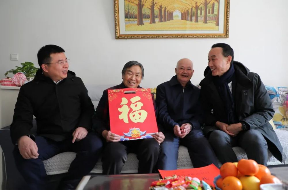 在该团八连退休老党员杜星良,师市"劳动模范"袁学福,五连困难职工伍