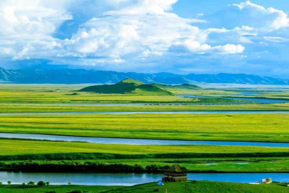 红原县境内,距县城约3公里,是国家4a级旅游风景区,月亮湾草原十分广阔