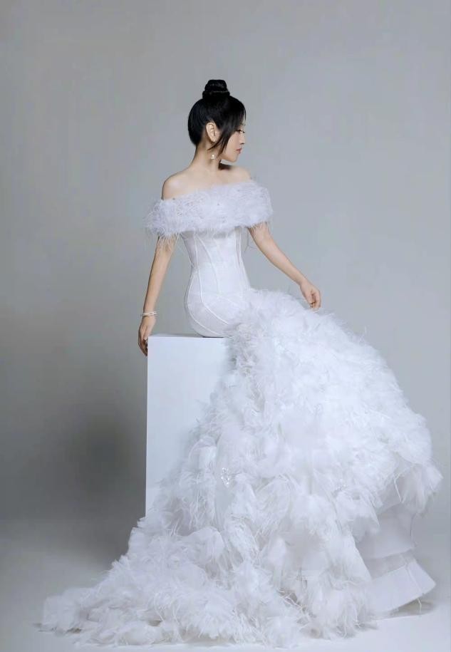 杨钰莹怎么变成这样了,高调穿婚纱登卫视春晚,修图过度大变样