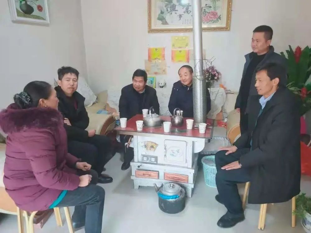 县委常委,组织部长王向珍在哈达铺开展节前慰问活动.