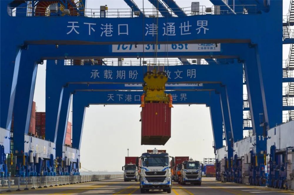 全球港口最大规模清洁能源水平运输车队在天津港投入生产运营