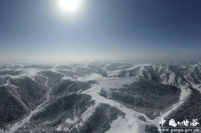 甘谷古坡草原雪景美如画