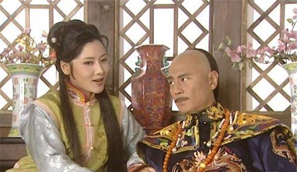 努尔哈赤小妾德因泽,告发大贝勒代善和大妃阿巴亥之间暧昧不清,闹得沸