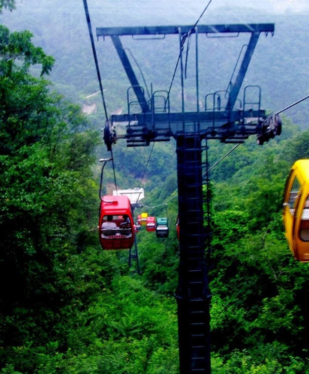 1999年贵州马岭河风景区缆车高空坠落幸存儿被韩红培养成才