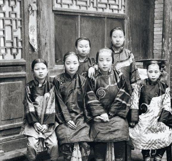清朝最恐怖的老照片每一张都会让你印象深刻三寸金莲原来这样