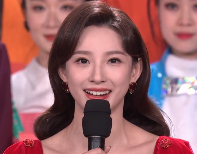 春晚新主持马凡舒高颜值抢镜一袭收腰红裙亮相台风稳健获好评