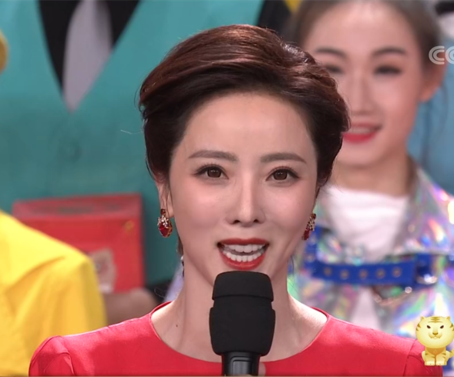 春晚主持人妆容大赏李思思稳定发挥马凡舒甜美小尼气色红润