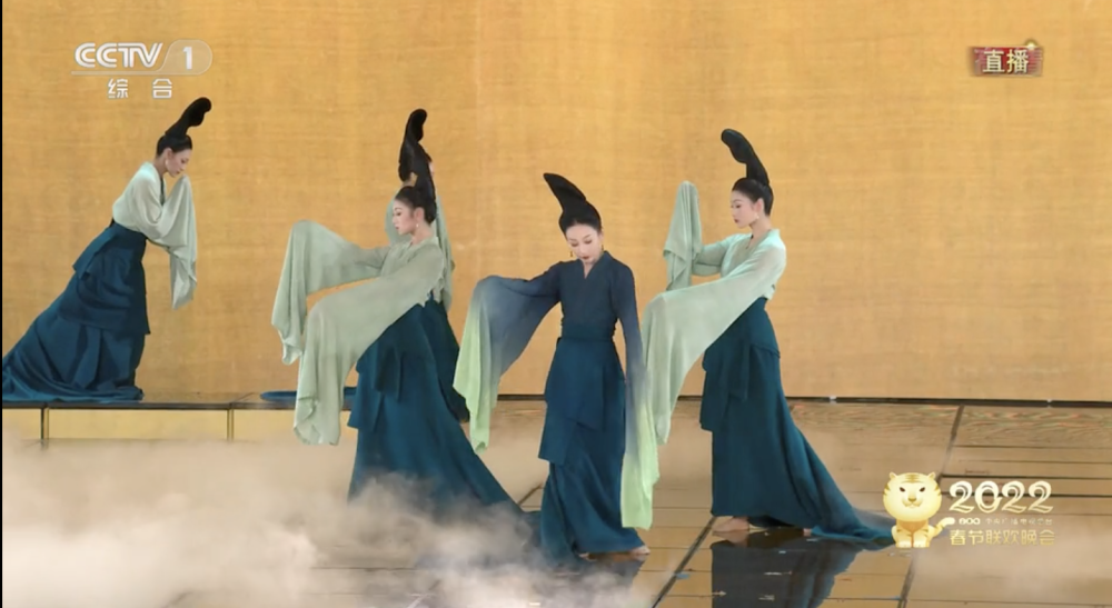 《千里江山图》为灵感创作的舞蹈诗剧《只此青绿》,在登上春晚舞台之