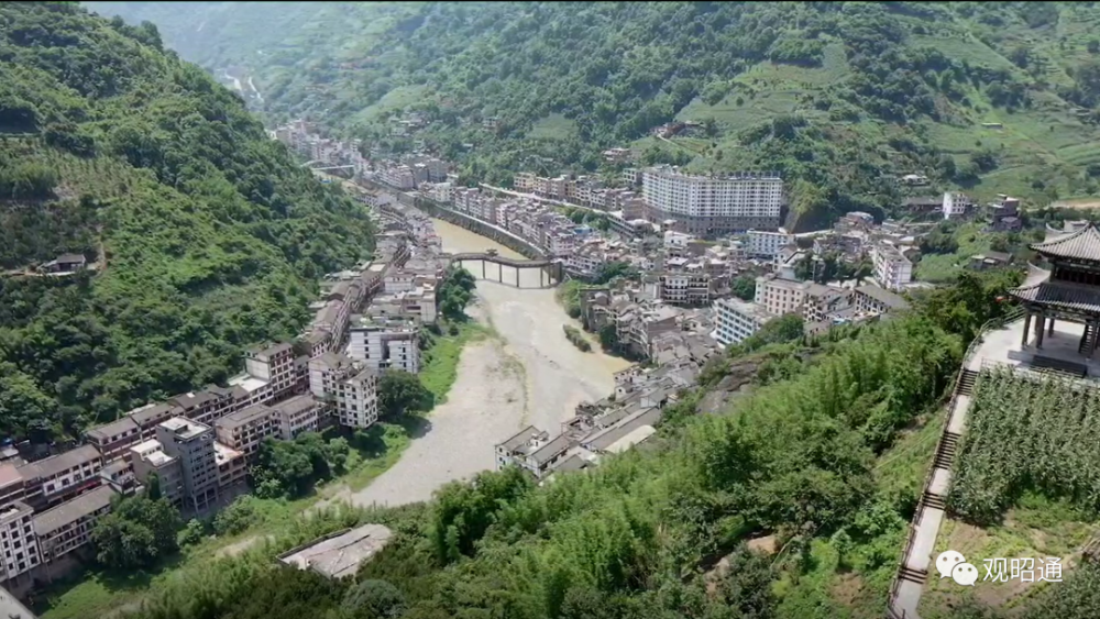 在云南省昭通市彝良县东北角,有一座风景秀美,历史悠久的千年古镇