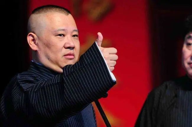 郭德纲成名最初始的原因,在于其深厚的曲艺表演功底以及相声本身就