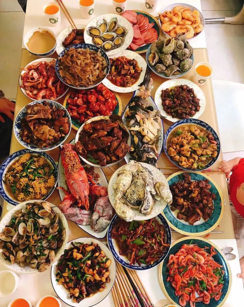 这是一位来自南宁的朋友晒出来的年夜饭,虽然数量没有四川朋友的多