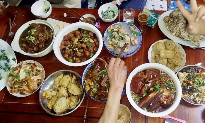第七张:这是一位河南朋友分享的年夜饭照片,荤菜比较多,素菜好像只有