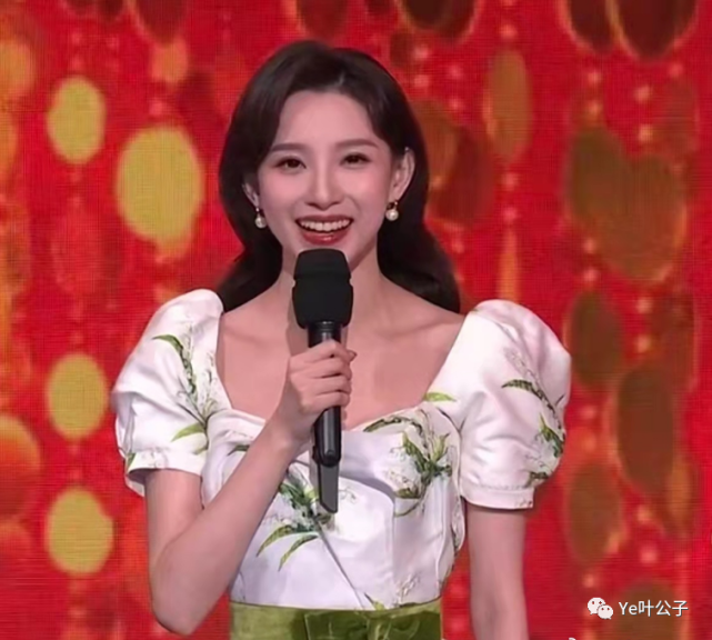 短短几个小时, "张小斐的绿大衣","马凡舒的红裙子"等,就全部登上了