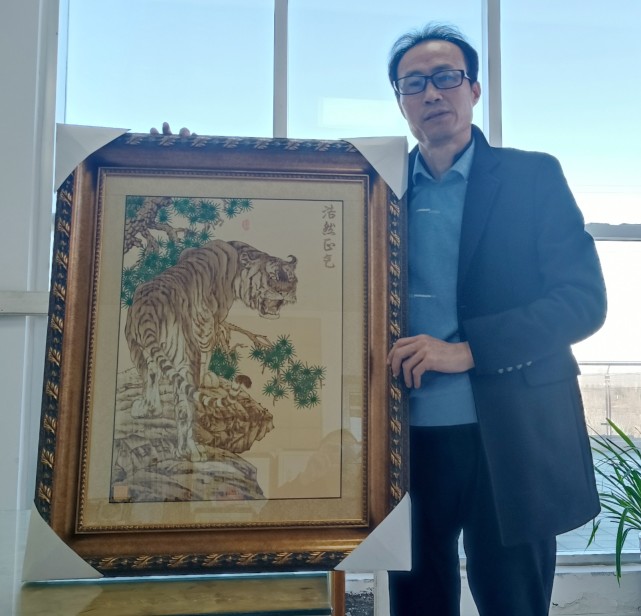山东手造陪你过大年泊里麦草画烙铁为笔画春秋