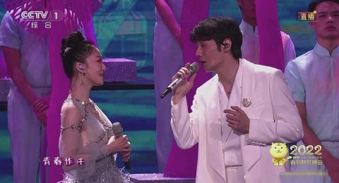 李荣浩张韶涵春晚同框被网友调侃大眼瞪小眼