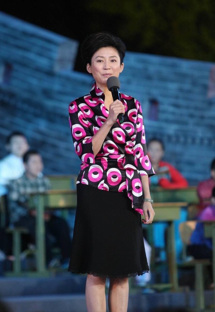 王小丫老得自然又大方穿格纹西装配牛仔裤有成熟女人的样子