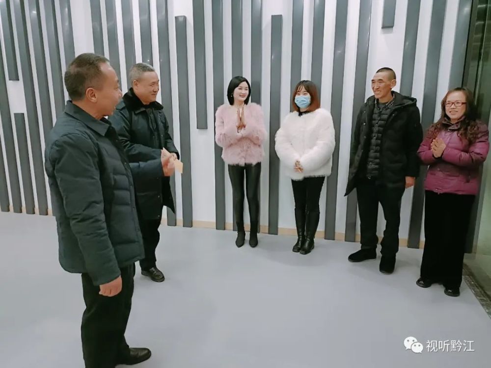 黔江区领导带队看望慰问一线干部职工