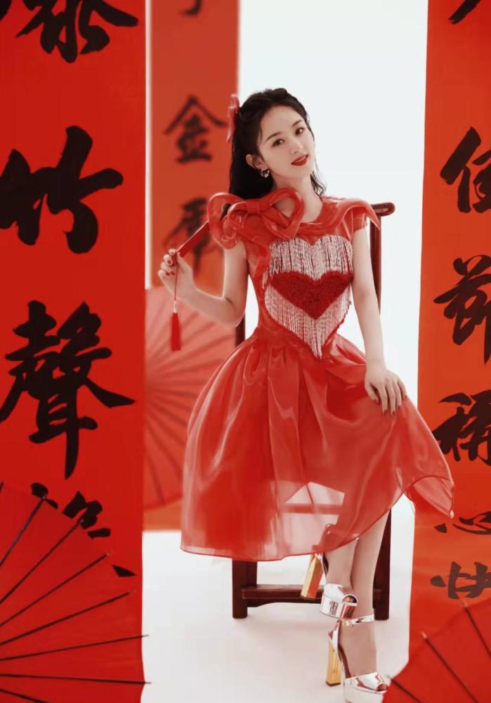 赵丽颖首次上春晚太美了穿国产高定礼服太少女央视脸就是惊艳