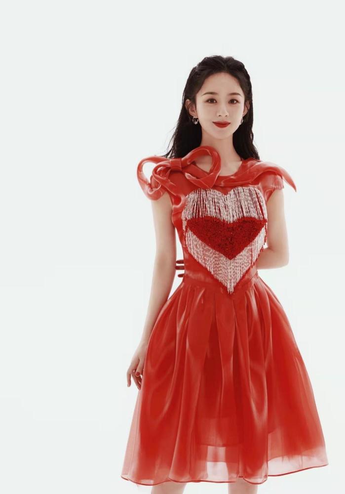 赵丽颖首次上春晚太美了穿国产高定礼服太少女央视脸就是惊艳